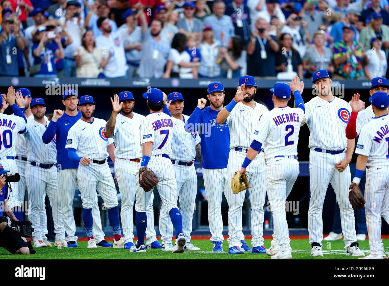 Les Chicago Cubs célèbrent la victoire du premier match de la série MLB London au London Stadium, à Londres. Date de la photo: Samedi 24 juin 2023. Banque D'Images