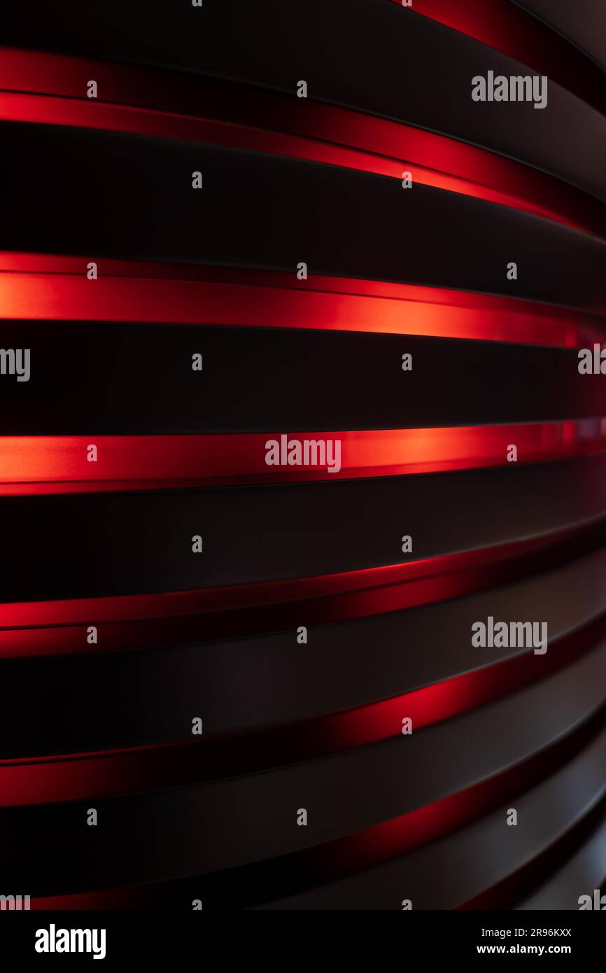 Rayures rouges illuminées sur une colonne moderne en Suisse Banque D'Images