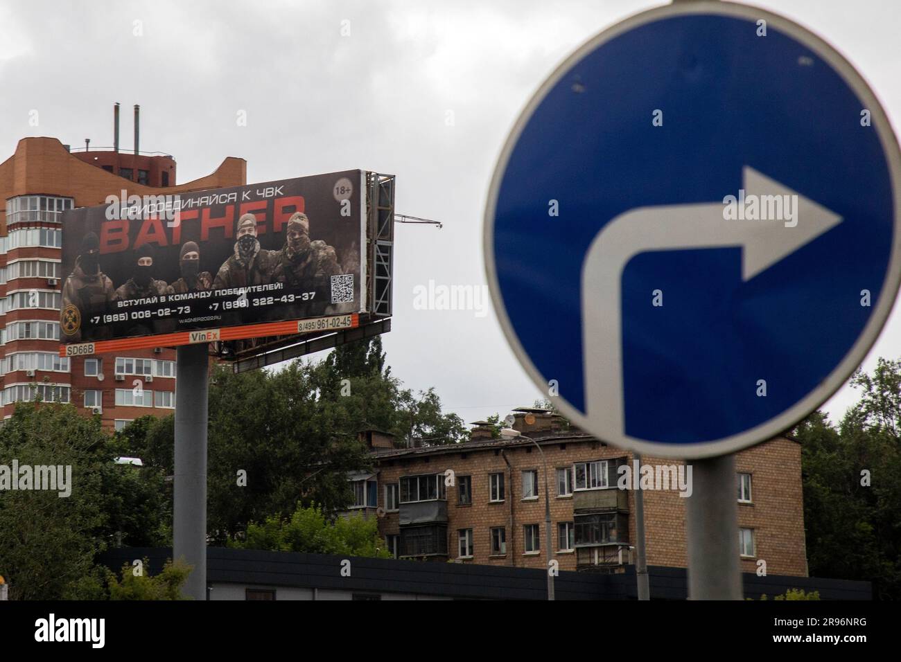 Moscou, Russie. 24th juin 2023. Une grande bannière publicitaire de PMC Wagner est vue par une autoroute à Moscou, en Russie. Credit: Nikolay Vinokurov/Alay Live News Banque D'Images