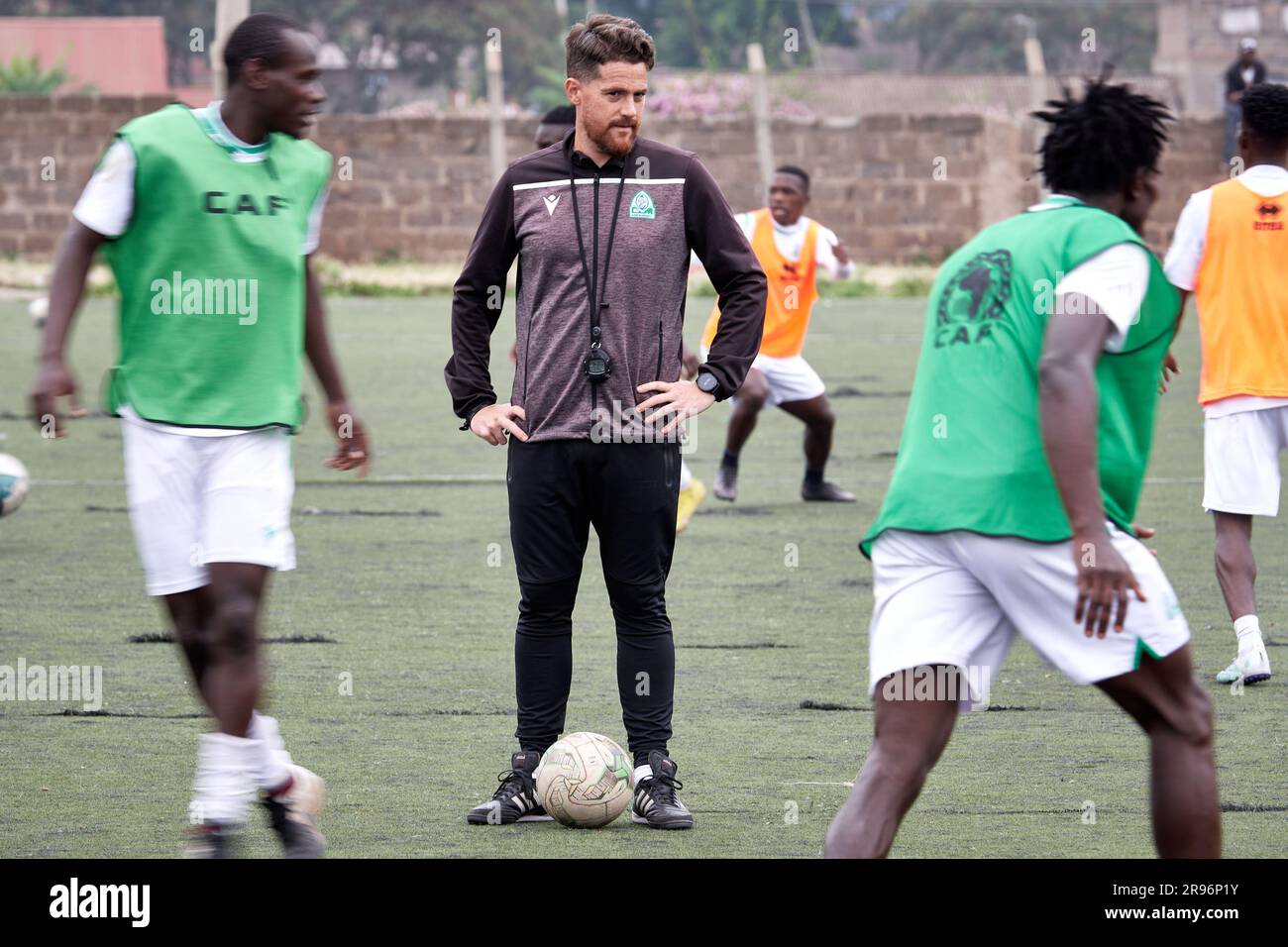 Nairobi, Kenya. 18 juin 2023. Johnathan MCKINSTRY (entraîneur en chef, Gor Mahia) observe les joueurs. GOR Mahia en formation avant la mise en place contre Kakamega Homeboyz, première ligue kenyane. Centre de formation Toyoyo. Credit: XtraTimeSports (Darren McKinstry) / Alamy. Banque D'Images