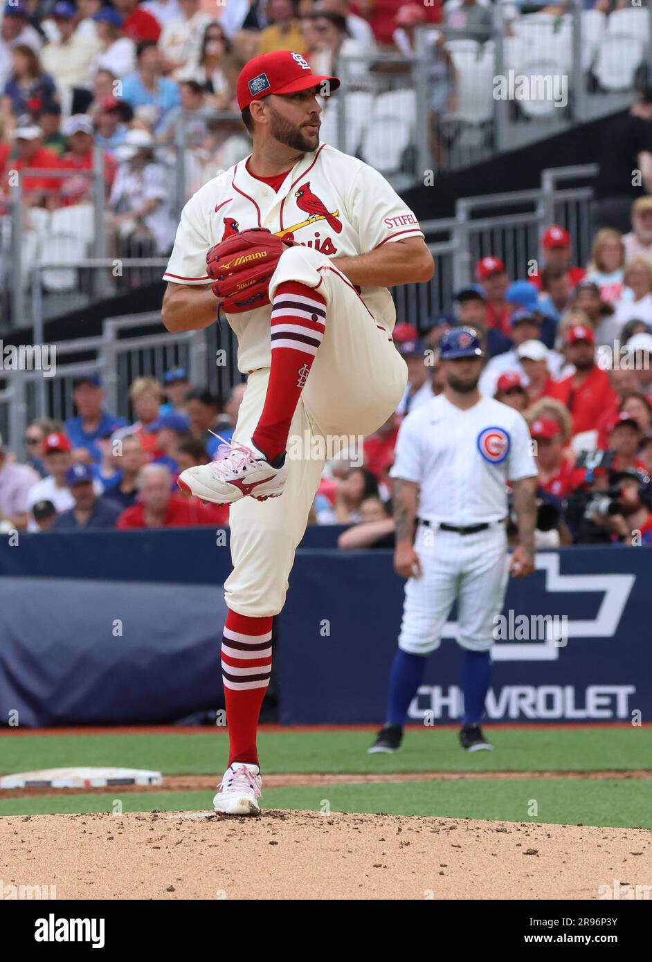 Londres, Royaume-Uni. 24th juin 2023. Le pichet de cardinal de St Louis Adam Wainwright lance le ballon dans leur jeu contre les Cubs de Chicago dans la série de Londres de la tournée mondiale de MLB au stade olympique de Londres samedi, 24 juin 2023. Photo de Hugo Philpott/UPI crédit: UPI/Alay Live News Banque D'Images