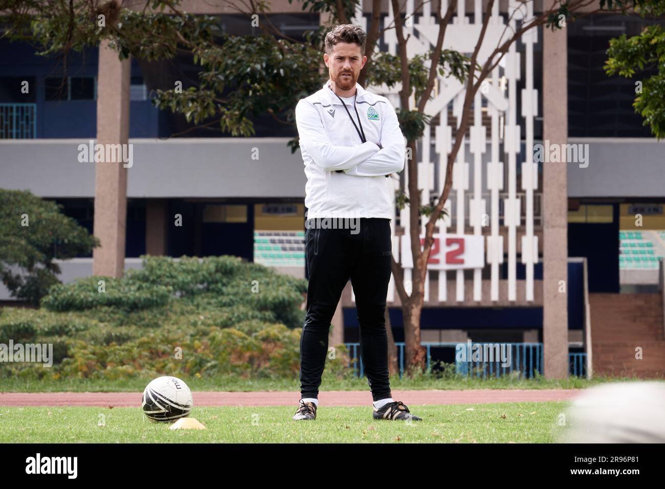 Nairobi, Kenya. 19 juin 2023. Johnathan MCKINSTRY (entraîneur en chef, Gor Mahia) travaille avec des joueurs à l'entraînement. GOR Mahia en formation avant la mise en place contre Kakamega Homeboyz, première ligue kenyane. Complexe sportif du stade Kasarani. Credit: XtraTimeSports (Darren McKinstry) / Alamy. Banque D'Images