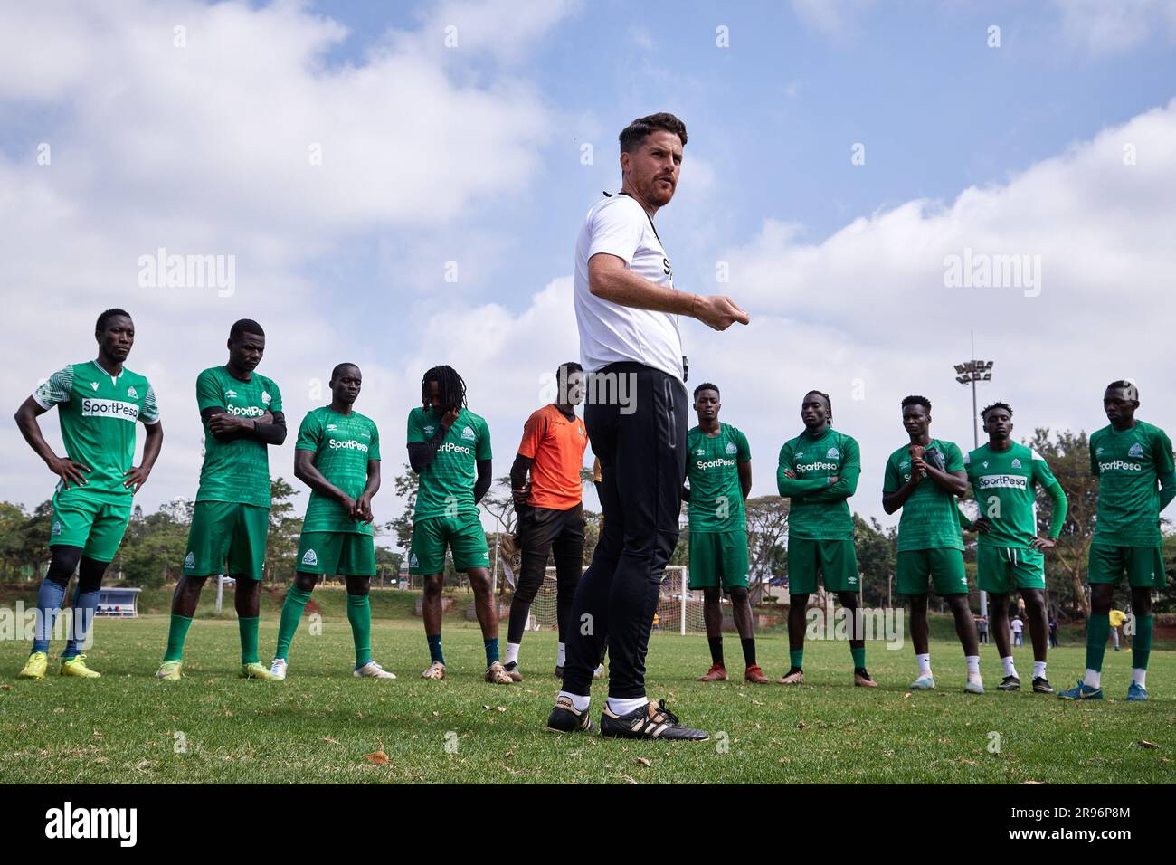 Nairobi, Kenya. 19 juin 2023. Johnathan MCKINSTRY (entraîneur en chef, Gor Mahia) parle avec les joueurs après l'entraînement. GOR Mahia en formation avant la mise en place contre Kakamega Homeboyz, première ligue kenyane. Complexe sportif du stade Kasarani. Credit: XtraTimeSports (Darren McKinstry) / Alamy. Banque D'Images