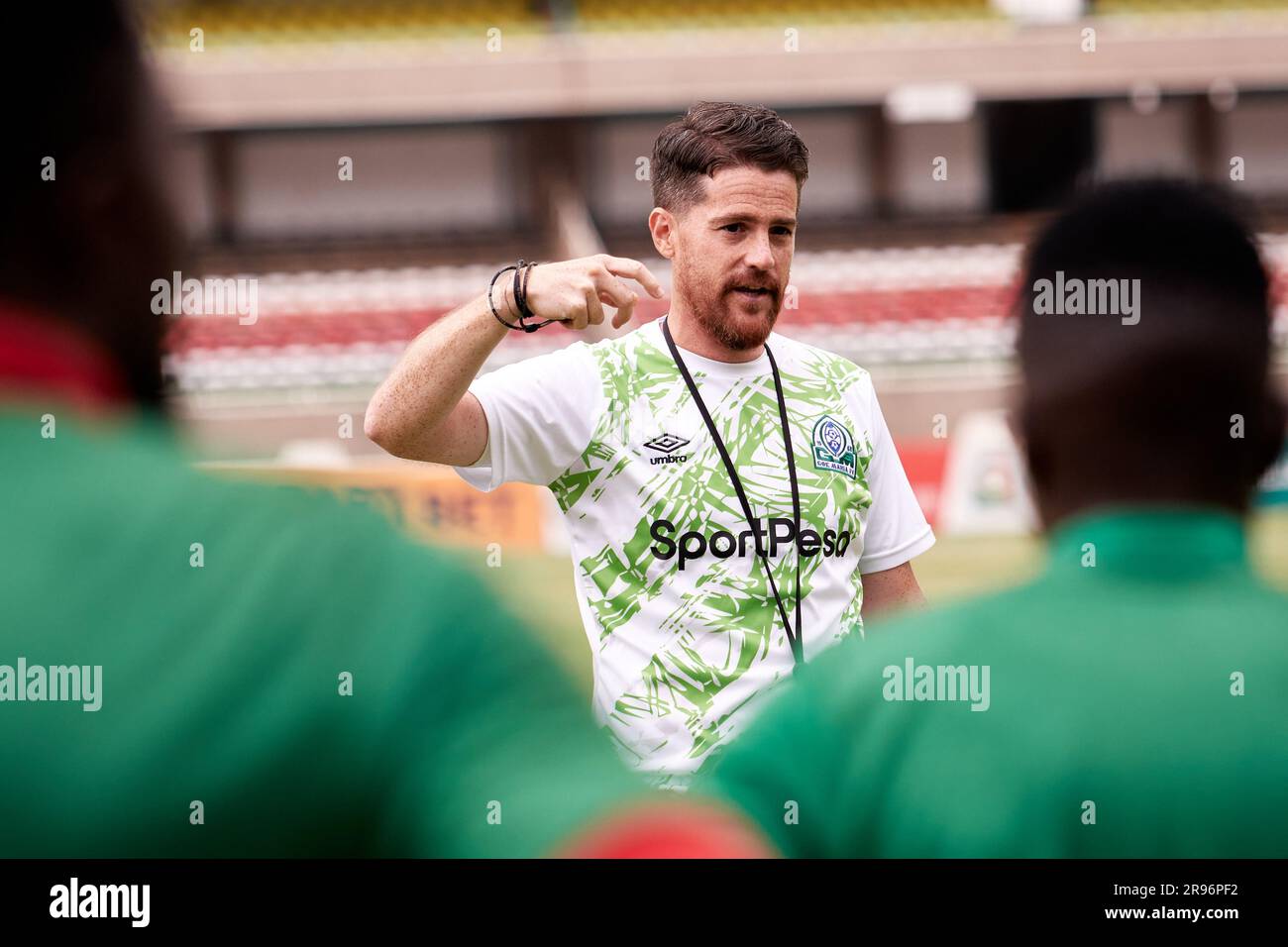 Nairobi, Kenya. 23 juin 2023. Johnathan MCKINSTRY parle aux joueurs à la fin de l'entraînement. GOR Mahia en formation avant la fixation contre les Citystars de Nairobi, première Ligue kenyane. Complexe sportif du stade Kasarani. Credit: XtraTimeSports (Darren McKinstry) / Alamy. Banque D'Images