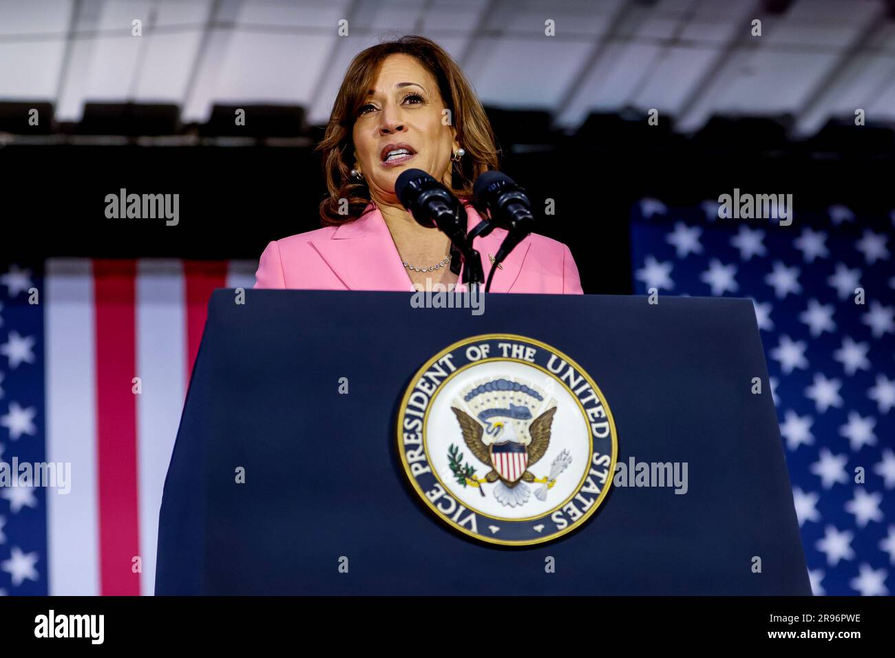 Charlotte, États-Unis. 24th juin 2023. Le vice-président Kamala Harris parle du premier anniversaire des États-Unis Décision Dobbs de la Cour suprême au Grady Cole Centre de Charlotte, en Caroline du Nord, samedi, 24 juin 2023. La décision de la Cour suprême dans l'affaire Dobbs c. Jackson Women's Health Organization a renversé l'affaire historique Roe c. Wade sur les droits à l'avortement. Photo par Eric S. Lesser/UPI crédit: UPI/Alay Live News Banque D'Images