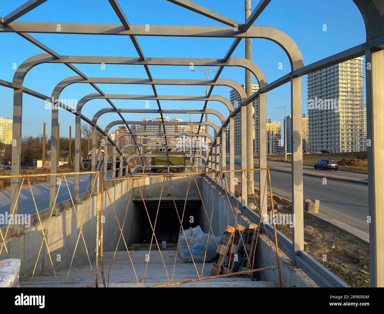 Construction d'un nouveau grand piéton souterrain industriel, moderne et sûr pour les personnes de l'autre côté d'une route très fréquentée. Banque D'Images