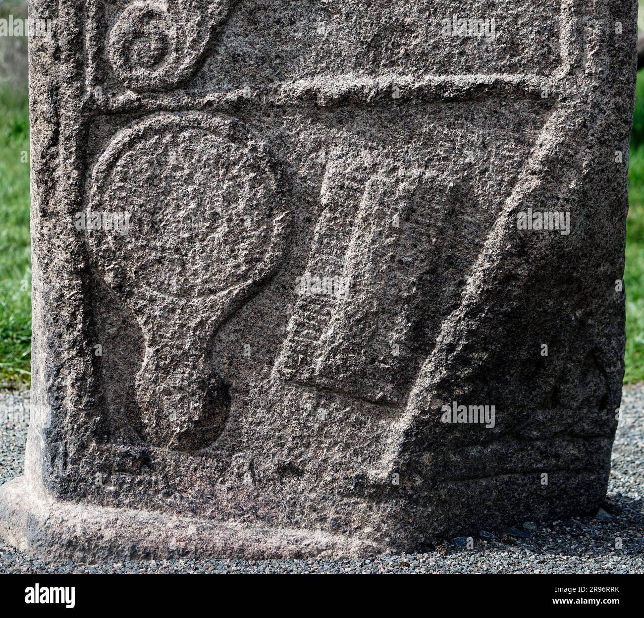 La Pierre de Maiden. Pictush 9th C. plaque de croix chrétienne. Façade est avec motifs miroir et peigne. Chapelle de Garioch, région de Grampian, Écosse Banque D'Images