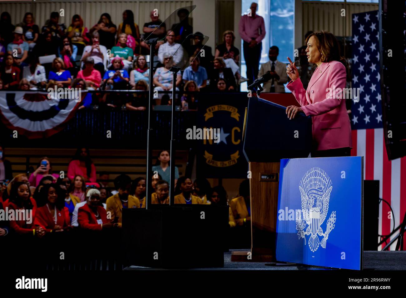 Charlotte, États-Unis. 24th juin 2023. Le vice-président Kamala Harris parle du premier anniversaire des États-Unis Décision Dobbs de la Cour suprême au Grady Cole Centre de Charlotte, en Caroline du Nord, samedi, 24 juin 2023. La décision de la Cour suprême dans l'affaire Dobbs c. Jackson Women's Health Organization a renversé l'affaire historique Roe c. Wade sur les droits à l'avortement. Photo par Eric S. Lesser/UPI crédit: UPI/Alay Live News Banque D'Images