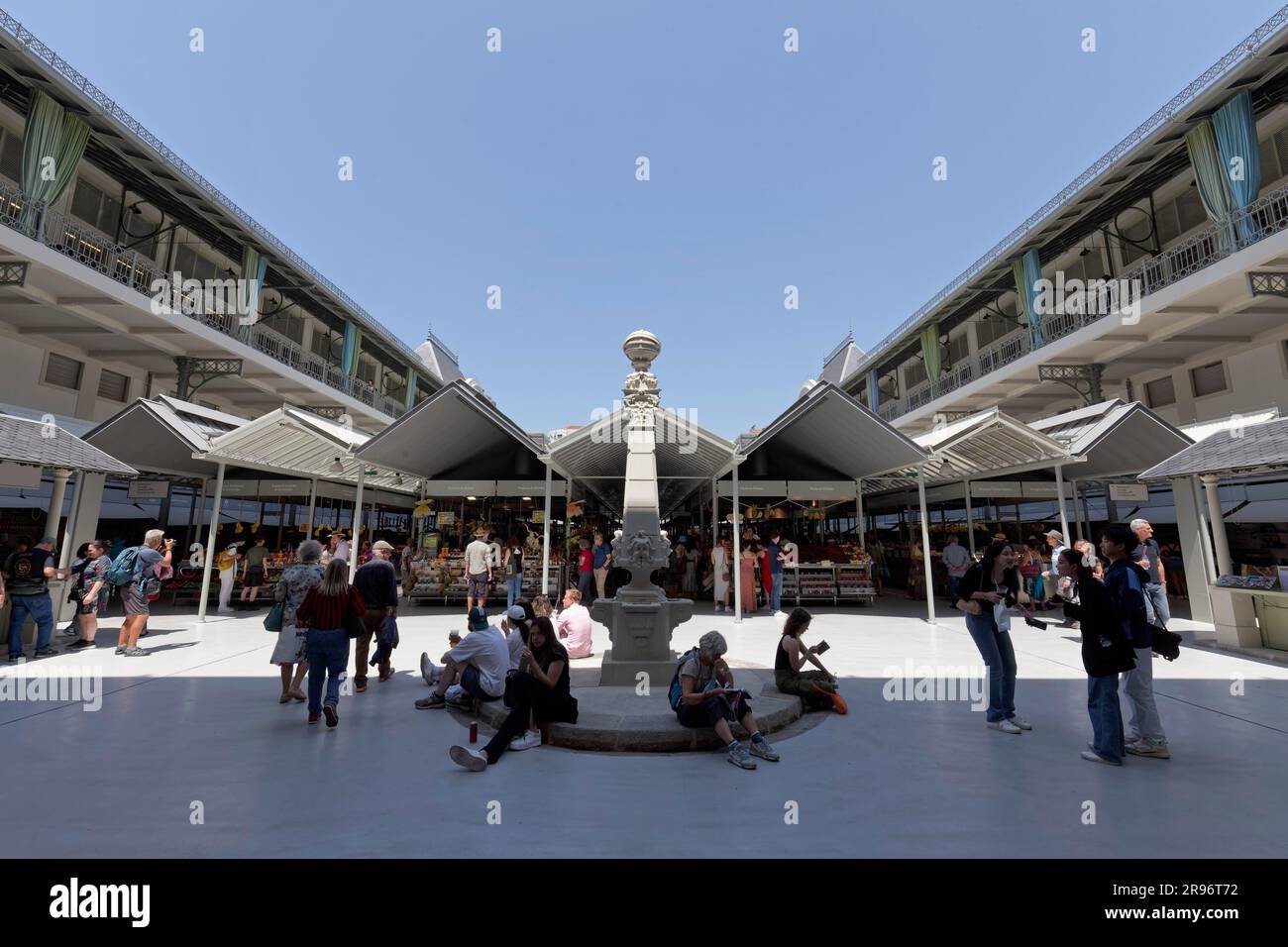 Mercado Bolhao, marché historique avec étals de marché modernes, récemment rénové, Porto, Portugal Banque D'Images