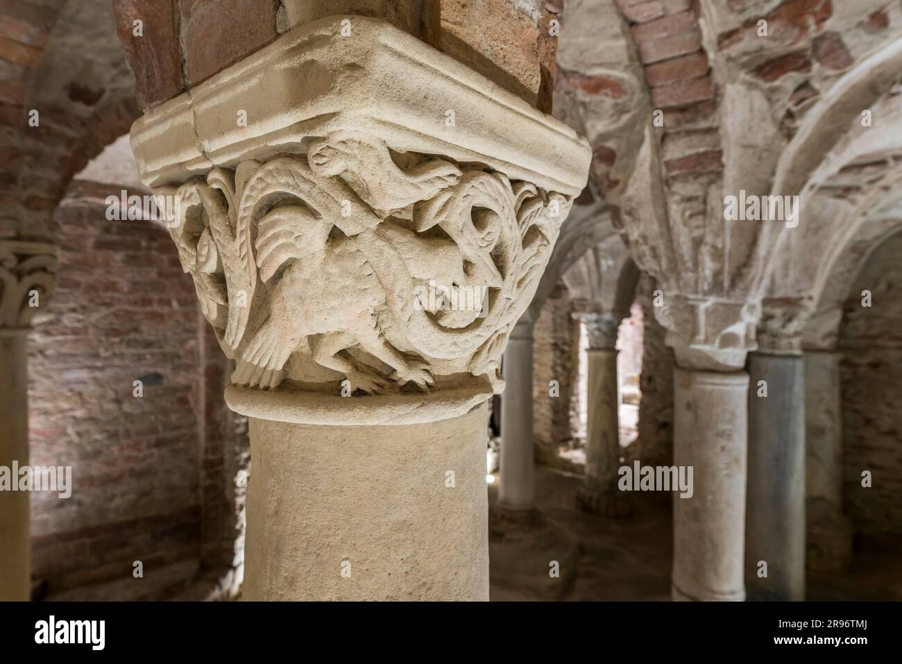 Capitale romane avec vigne et oiseau, Cripta di Sant'Anastasio, Asti, Monferrato, Piémont, Italie Banque D'Images