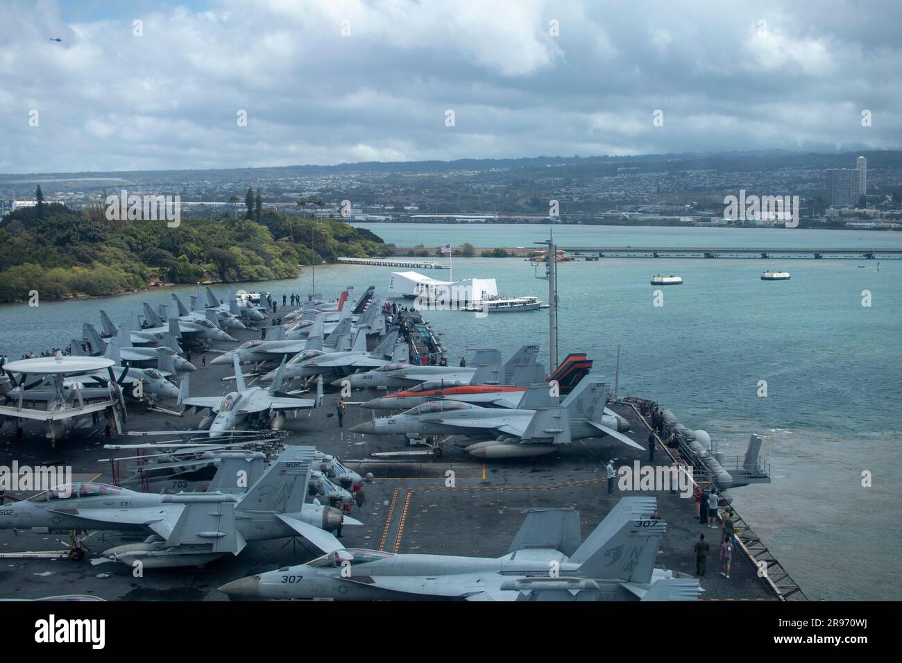230623-N-KU796-1032 PEARL HARBOR (23 juin 2023) le porte-avions USS Nimitz (CVN 68) rend hommage lorsque le navire passe devant le mémorial USS Arizona tout en se rendant à la base conjointe Pearl Harbor-Hickam. Nimitz mène actuellement des opérations de routine. (É.-U. Navy photo par Mass communication Specialist 2nd Class Samuel Osborn) Banque D'Images