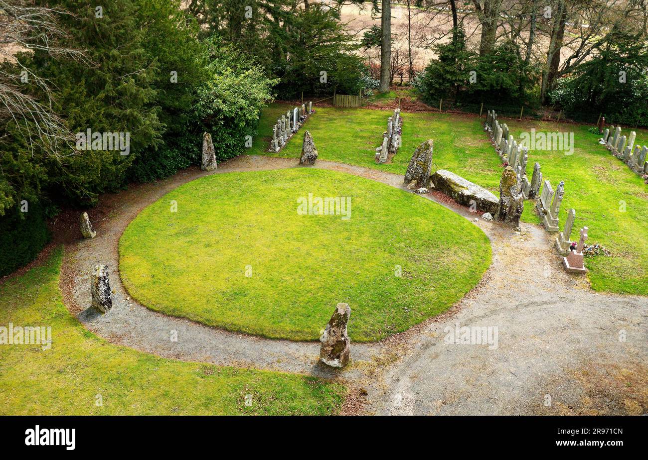 Midmar Kirk cercle de pierres à position allongée préhistorique dans le cimetière Midmar Kirk, 20km à l'ouest d'Aberdeen, en Écosse. 17m de diamètre. Vers le sud Banque D'Images