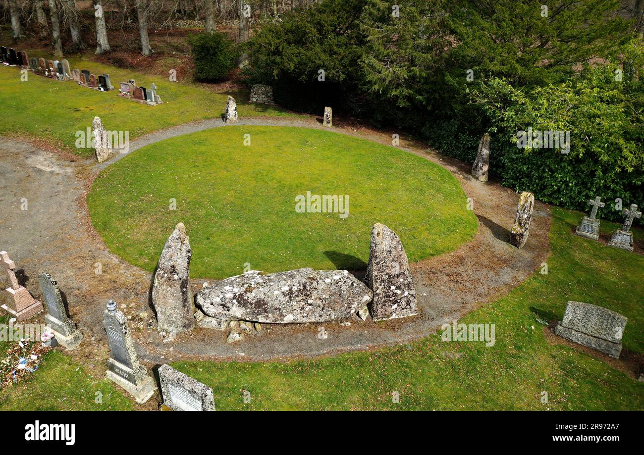 Midmar Kirk cercle de pierres à position allongée préhistorique dans le cimetière Midmar Kirk, 20km à l'ouest d'Aberdeen, en Écosse. 17m de diamètre. Vue sur le nord-est Banque D'Images