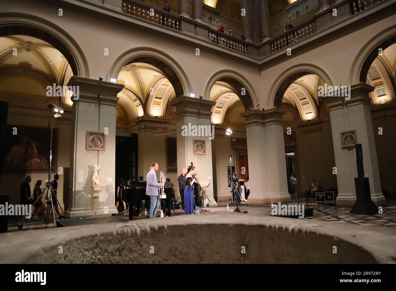 24 juin 2023. Budapest, Hongrie nuit des Musées Maison des traditions, exposition de magie de la dentelle de Sisi, Musée des Beaux-Arts jazz, danse, expositions. Crédit Ilona Barna BIPHOTONEWS, Alamy Live News Banque D'Images