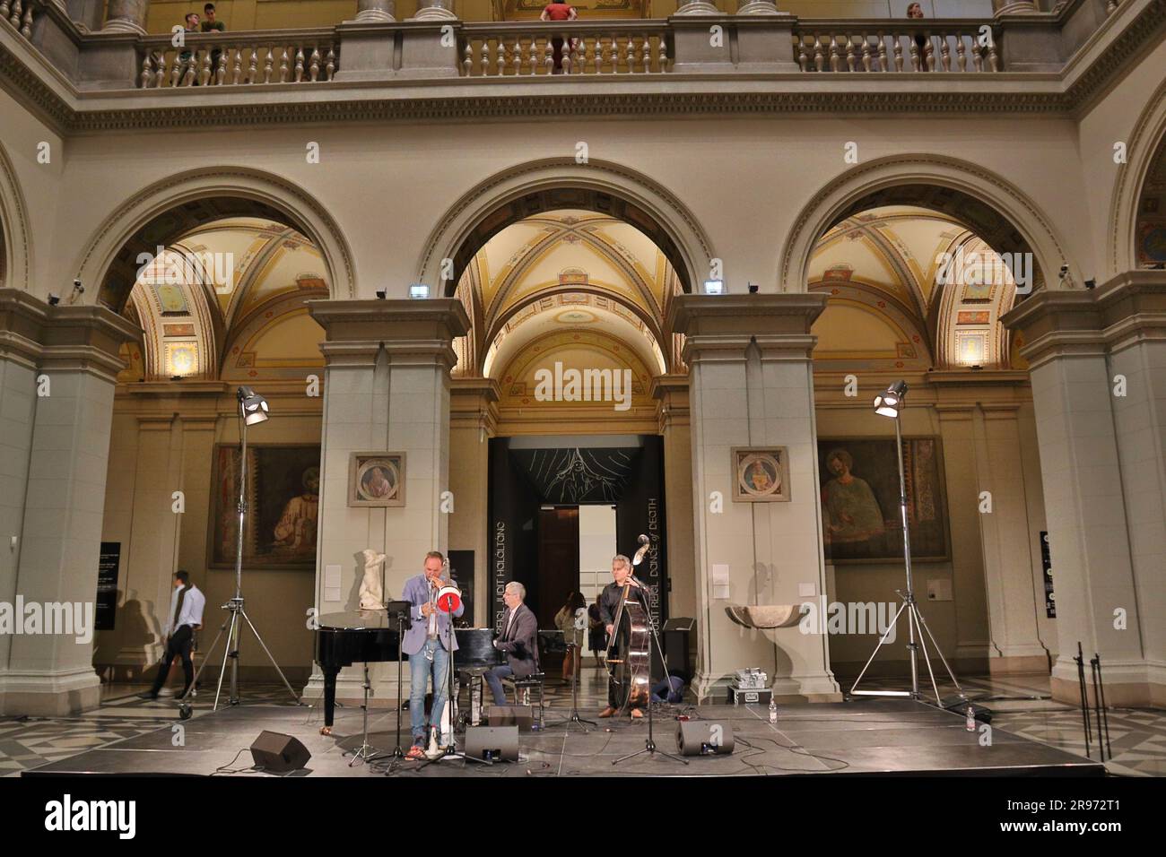 24 juin 2023. Budapest, Hongrie nuit des Musées Maison des traditions, exposition de magie de la dentelle de Sisi, Musée des Beaux-Arts jazz, danse, expositions. Crédit Ilona Barna BIPHOTONEWS, Alamy Live News Banque D'Images