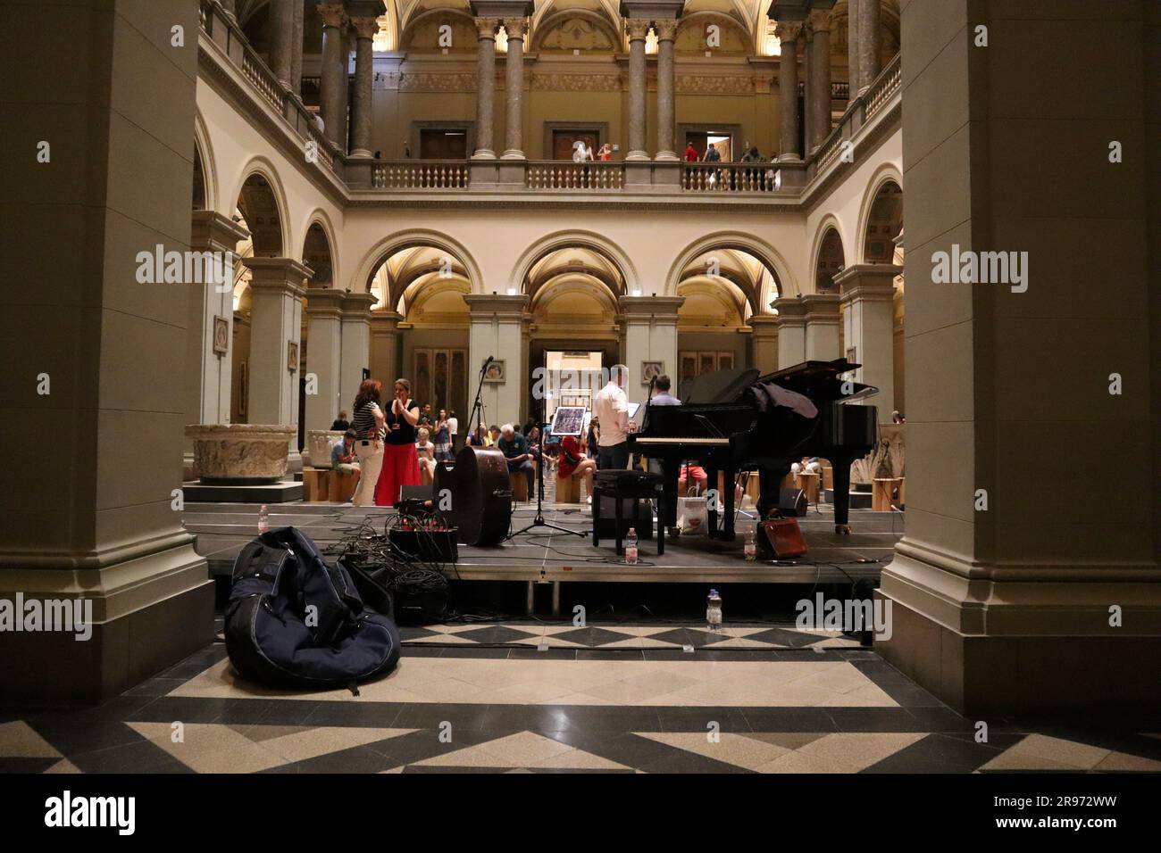 24 juin 2023. Budapest, Hongrie nuit des Musées Maison des traditions, exposition de magie de la dentelle de Sisi, Musée des Beaux-Arts jazz, danse, expositions. Crédit Ilona Barna BIPHOTONEWS, Alamy Live News Banque D'Images