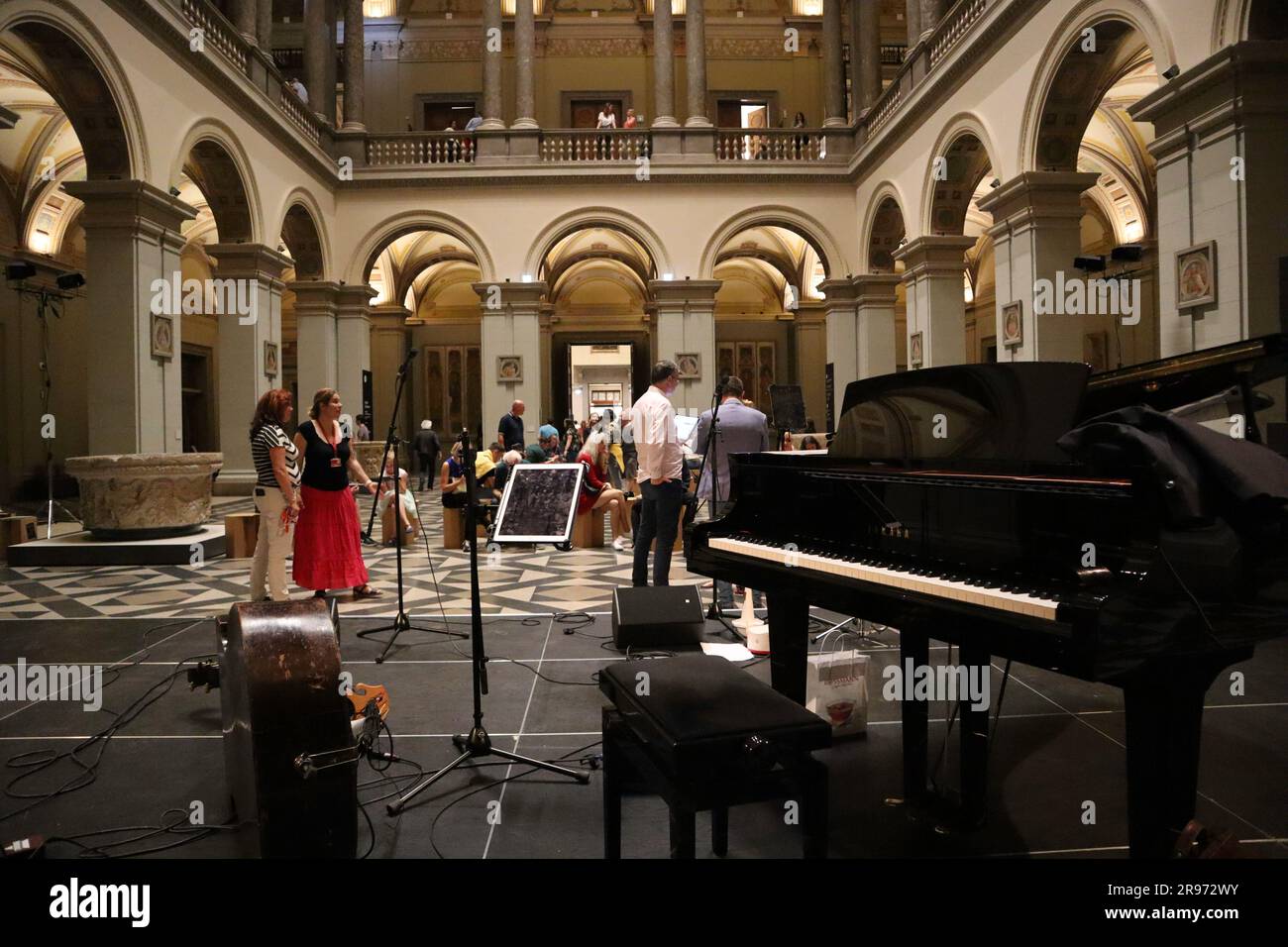 24 juin 2023. Budapest, Hongrie nuit des Musées Maison des traditions, exposition de magie de la dentelle de Sisi, Musée des Beaux-Arts jazz, danse, expositions. Crédit Ilona Barna BIPHOTONEWS, Alamy Live News Banque D'Images