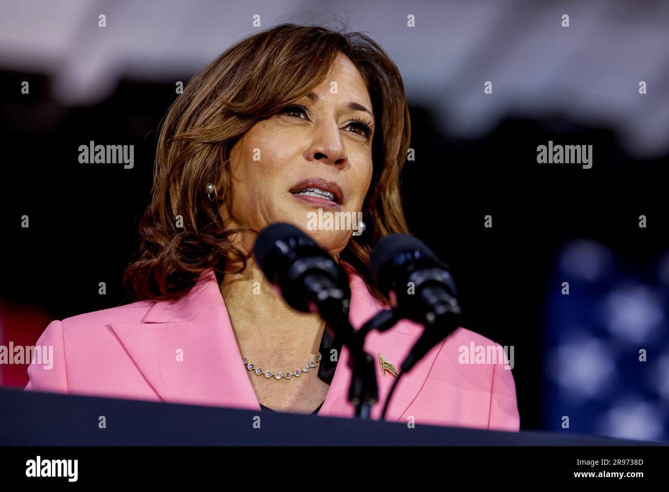 Le vice-président des États-Unis, Kamala Harris, parle du premier anniversaire de la décision Dobbs de la Cour suprême des États-Unis au Grady Cole Center de Charlotte, en Caroline du Nord, aux États-Unis, le 23 juin 2023. La décision rendue par la Cour suprême des États-Unis dans l'affaire Dobbs c. Jackson Women's Health Organization a renversé l'affaire historique Roe c. Wade.Credit: Erik S. Lesser/Pool via CNP/MediaPunch Banque D'Images