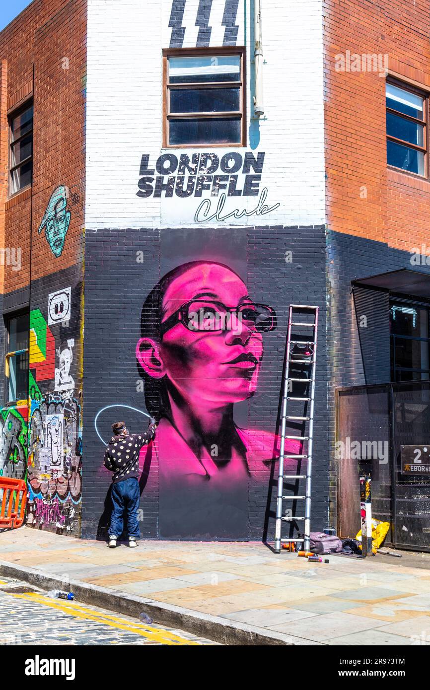 David Speed peint un portrait au néon sur Ebor Street, Shoreditch High Street, Londres, Angleterre Banque D'Images