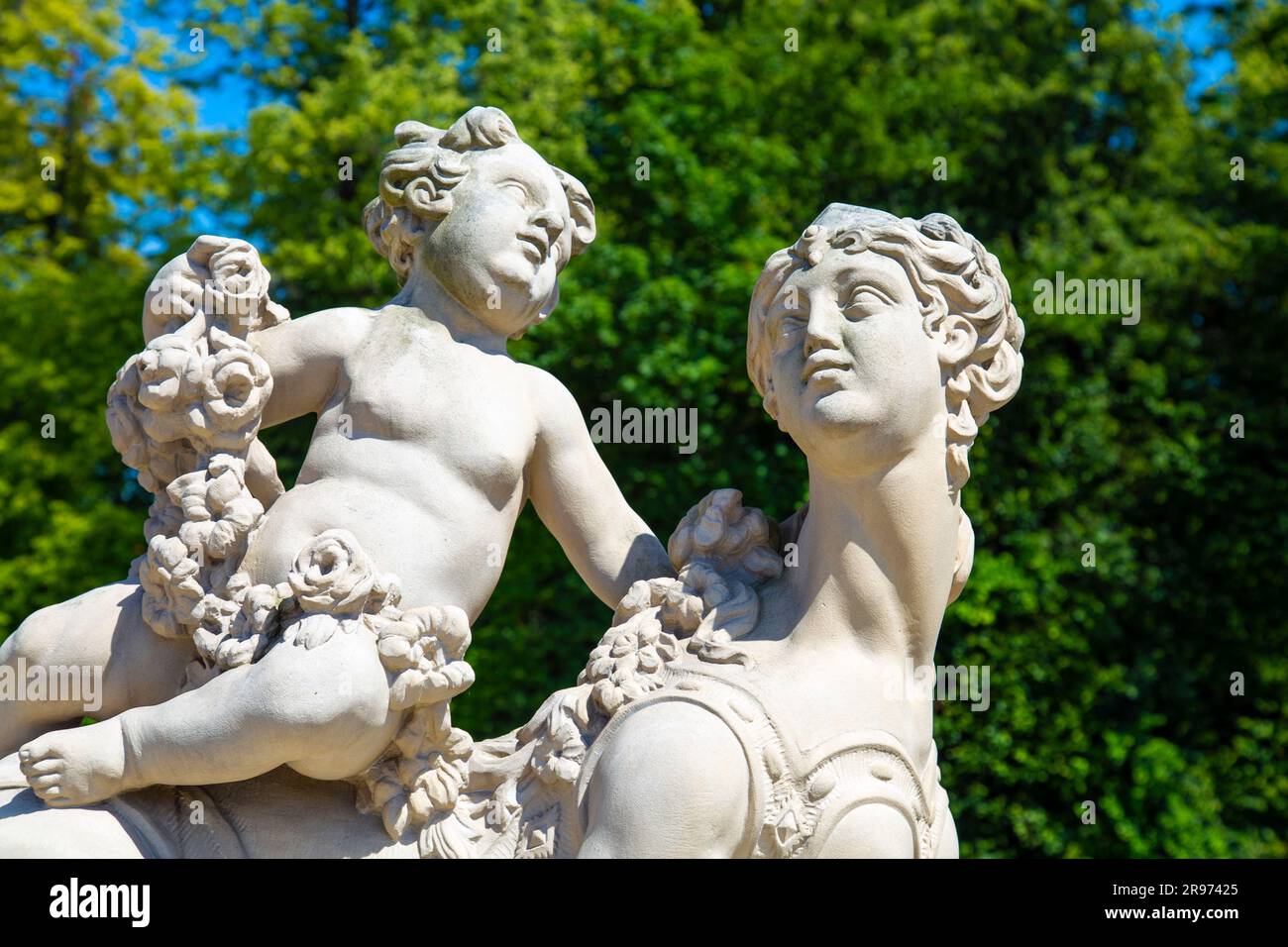 Sculpture baroque allégorique s dans les jardins de style italien 17th siècle baroque royal Palais Wilanow, Varsovie, Pologne Banque D'Images