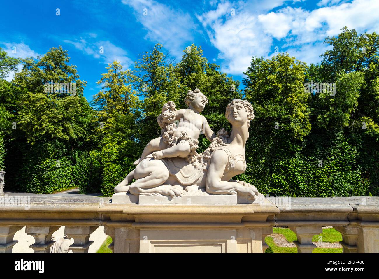 Sculpture baroque allégorique s dans les jardins de style italien 17th siècle baroque royal Palais Wilanow, Varsovie, Pologne Banque D'Images