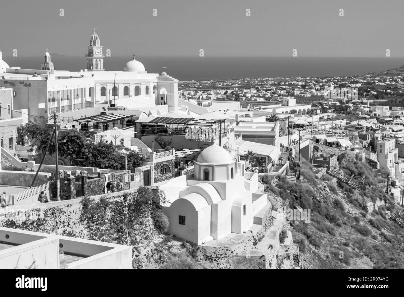 Silhouette de la cathédrale catholique-cathédrale Saint Jean-Baptiste dans le quartier catholique de Fira-capitale de l'île de Santorini, Cyclades, Grèce, Banque D'Images