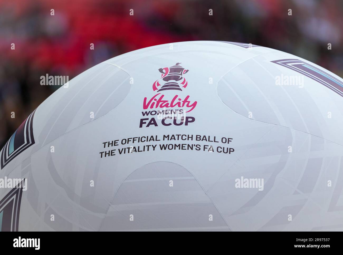 Ballon de football gonflable géant de la coupe FA lors du match de finale  de la coupe FA pour Femme entre Chelsea Women et Manchester United Women au  stade Wembley, Londres, E