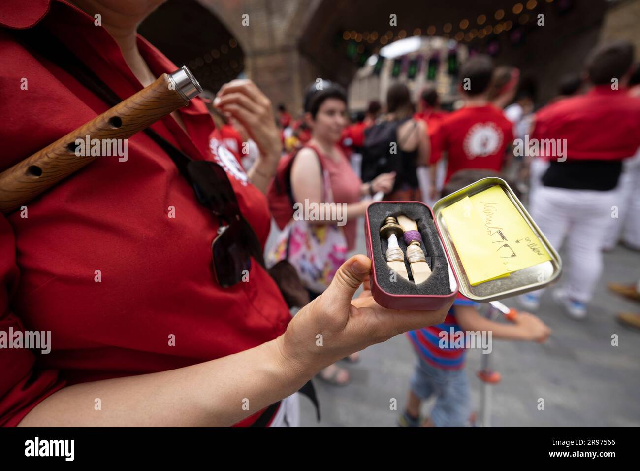 Londres, Royaume-Uni. 24th juin 2023. Un Casteller est vu montrant son instrument de musique traditionnel utilisé tandis que d'autres construisent la tour humaine. Les membres des Castellers de Londres se produisent à la grande fête d'été Get Together Bankside à Borough yards, dans le cadre d'une série d'événements nationaux inspirés par le regretté membre de la Chambre des députés JO Cox. La construction de «castells», ou tours humaines, est une tradition catalane qui remonte à plus de 200 ans. Crédit : SOPA Images Limited/Alamy Live News Banque D'Images