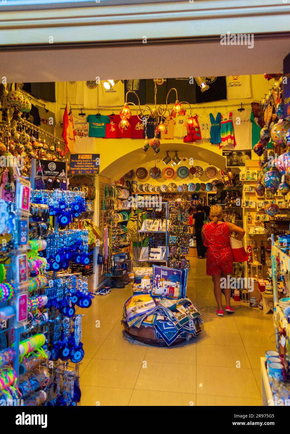 Souvenirs exposés dans une boutique de cadeaux sur la rue commerciale principale de Fira ou Thear - capitale de Santorin ou de l'île de Thira, Cyclades, Grèce Banque D'Images