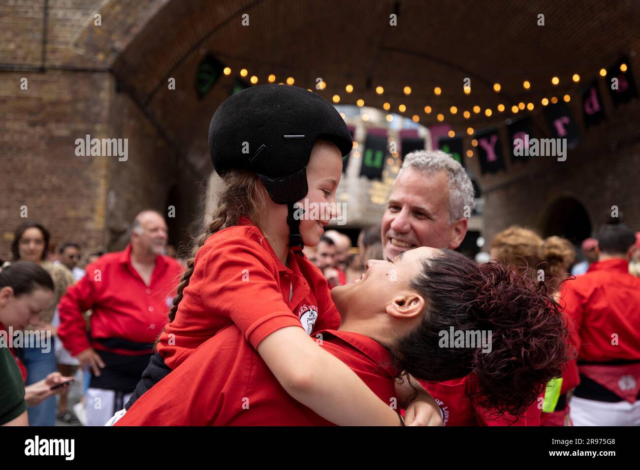 Londres, Royaume-Uni. 24th juin 2023. Une mère est vue sourire à sa fille qui est nommée pour être le 'El Pom de Dalt' (le toit) sur la tour humaine après avoir terminé avec succès la performance. Les membres des Castellers de Londres se produisent à la grande fête d'été Get Together Bankside à Borough yards, dans le cadre d'une série d'événements nationaux inspirés par le regretté membre de la Chambre des députés JO Cox. La construction de «castells», ou tours humaines, est une tradition catalane qui remonte à plus de 200 ans. (Photo de Hesther ng/SOPA Images/Sipa USA) crédit: SIPA USA/Alay Live News Banque D'Images