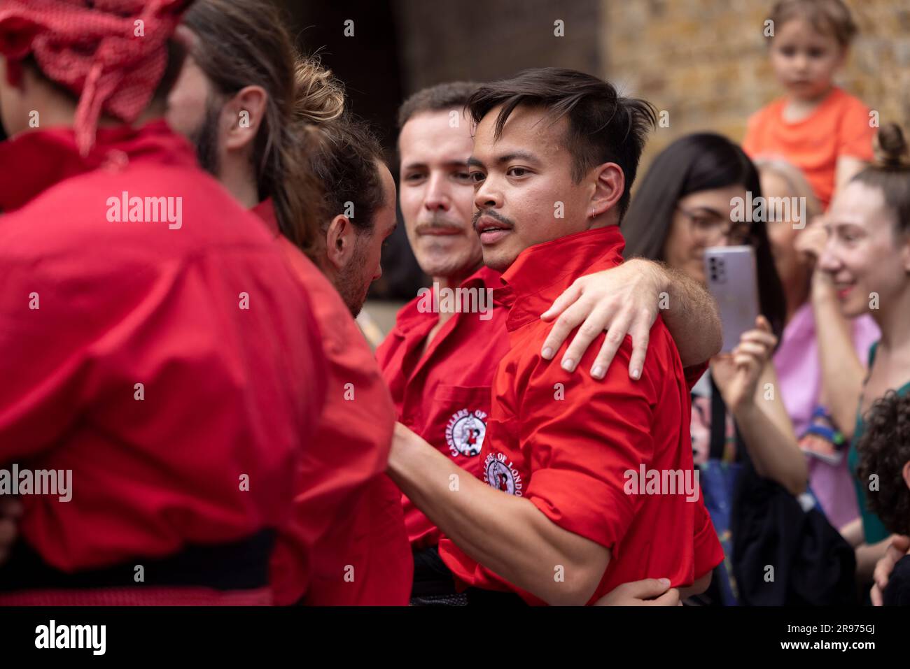 Londres, Royaume-Uni. 24th juin 2023. Après une performance réussie, les Castellers se sergent les uns les autres. Les membres des Castellers de Londres se produisent à la grande fête d'été Get Together Bankside à Borough yards, dans le cadre d'une série d'événements nationaux inspirés par le regretté membre de la Chambre des députés JO Cox. La construction de «castells», ou tours humaines, est une tradition catalane qui remonte à plus de 200 ans. (Photo de Hesther ng/SOPA Images/Sipa USA) crédit: SIPA USA/Alay Live News Banque D'Images