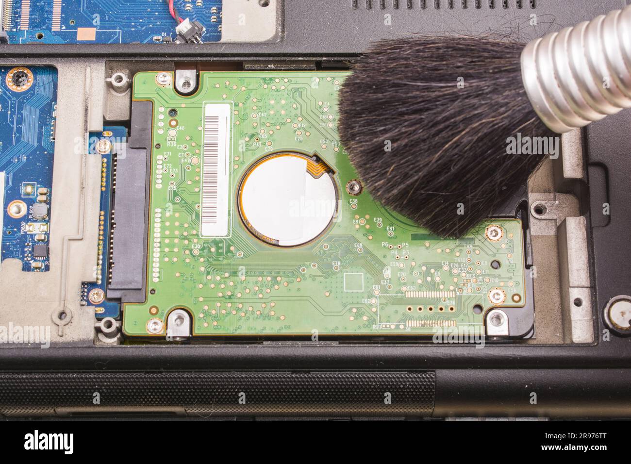 Nettoyage du disque dur de l'ordinateur portable à l'aide d'une brosse à  poussière Photo Stock - Alamy