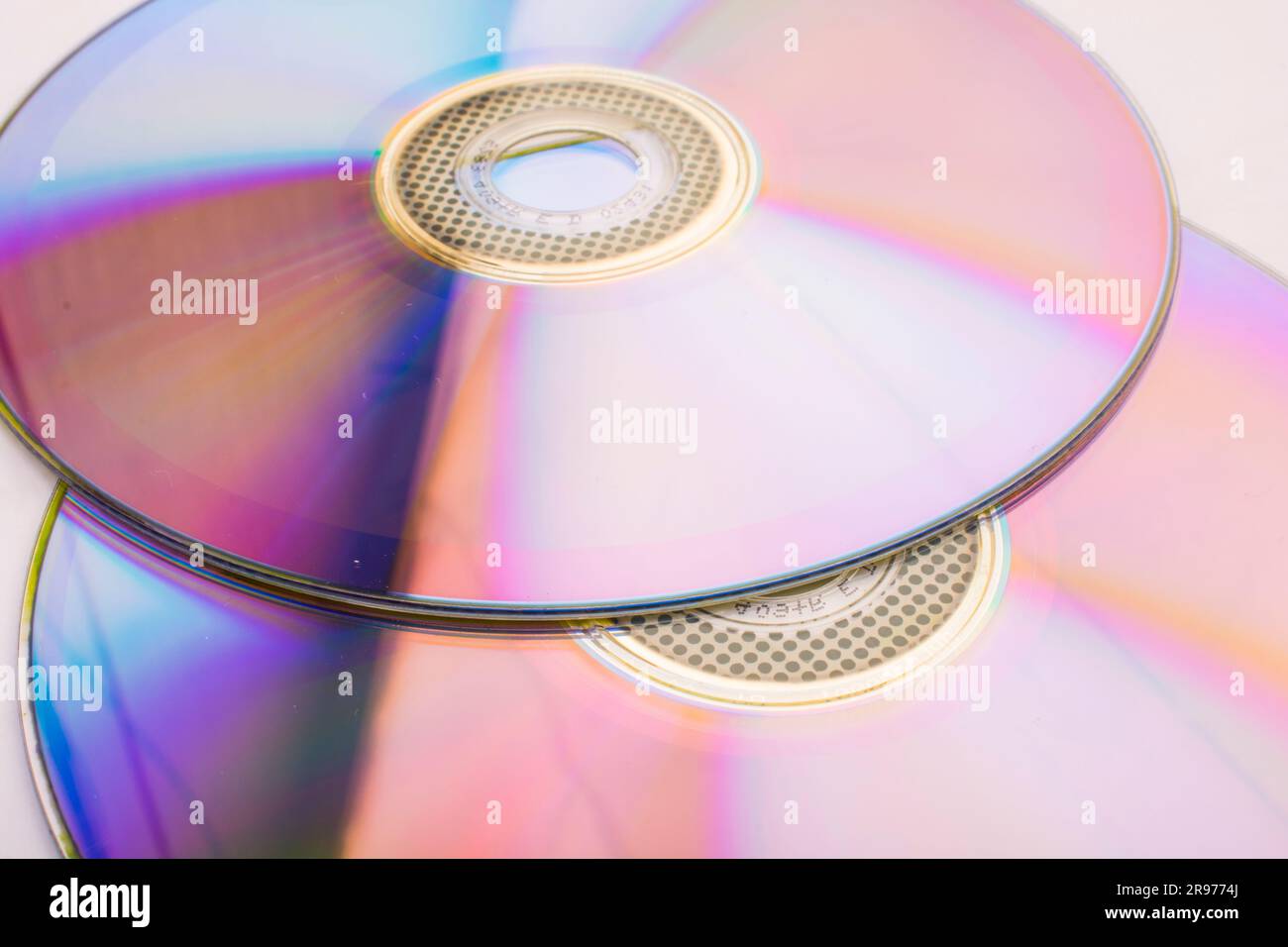 Deux disques SD, DVD sur fond blanc isoler Banque D'Images