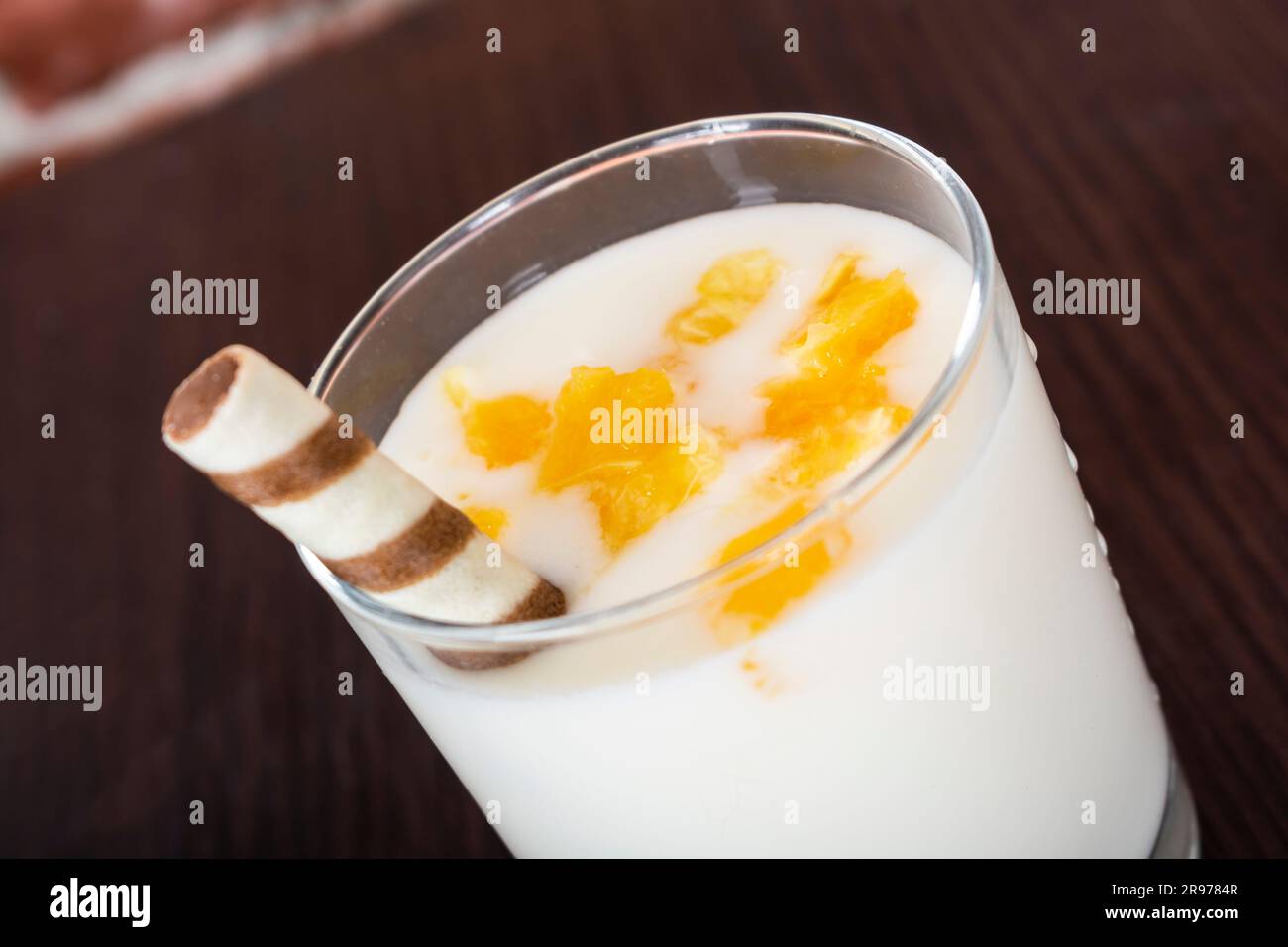 Cocktails de fruits à base de yaourt, boisson saine le matin avec douceur sur fond de vieux bois et briques Banque D'Images