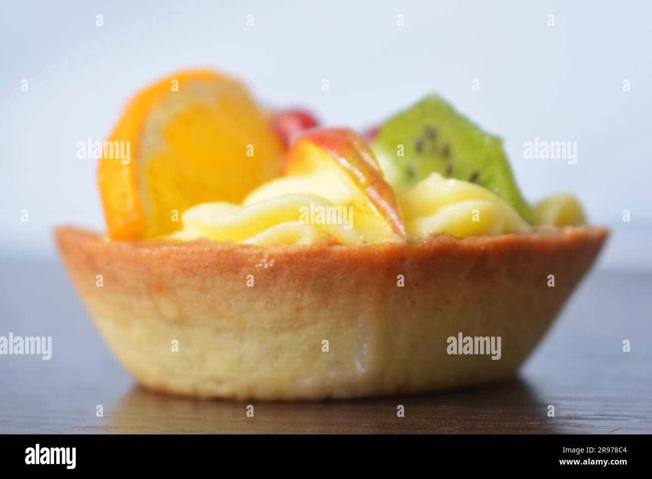 gâteau à la crème avec fruits colorés dans un panier Banque D'Images