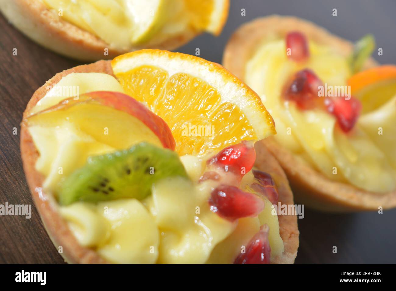 gâteau à la crème avec fruits colorés dans un panier Banque D'Images