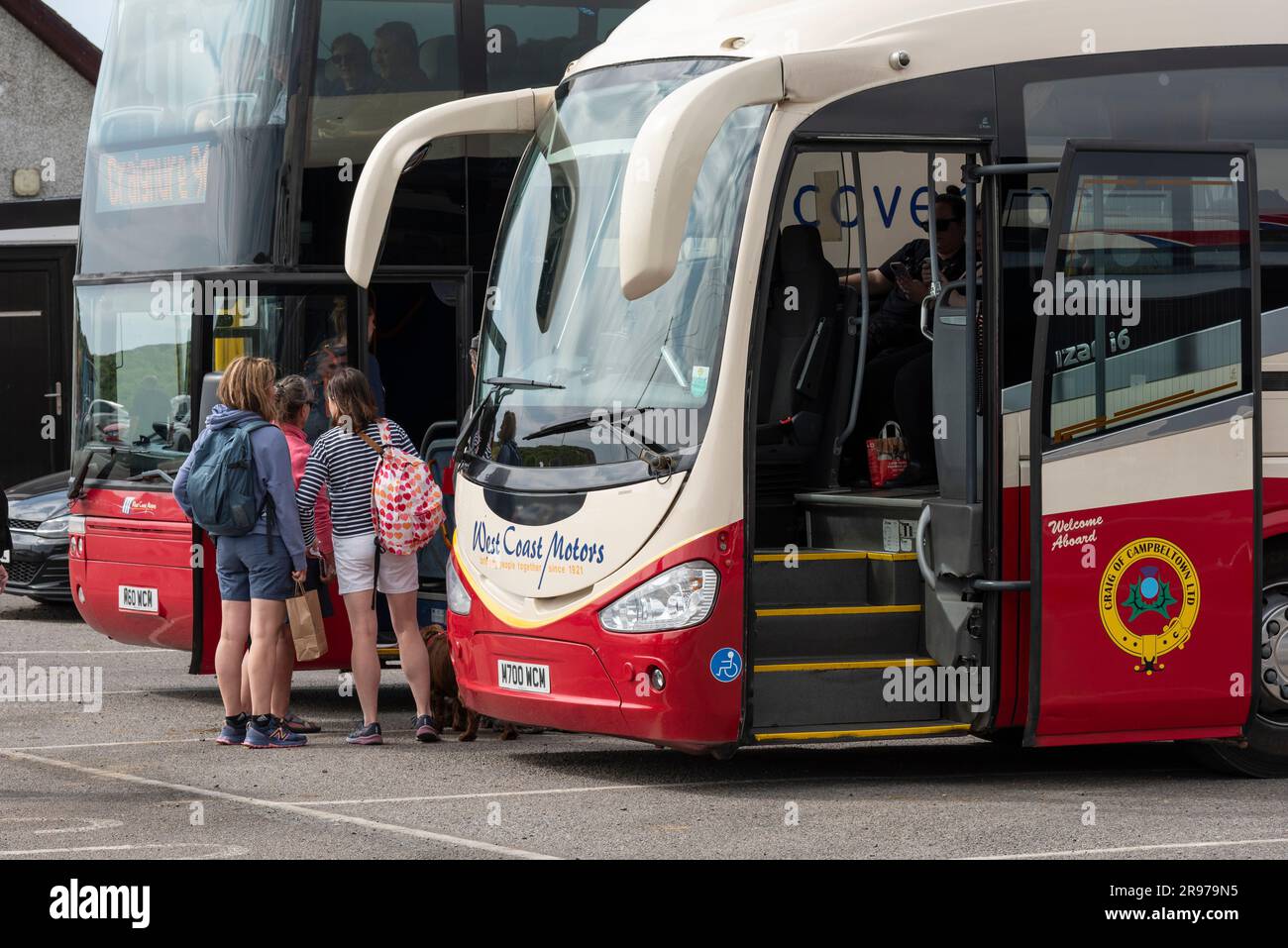 Fionnphort, île de Mull, Argyll, Écosse, Royaume-Uni. 6 juin 2023. De jeunes touristes embarquant à bord d'un bus à double pont pour visiter l'île de Mull Banque D'Images