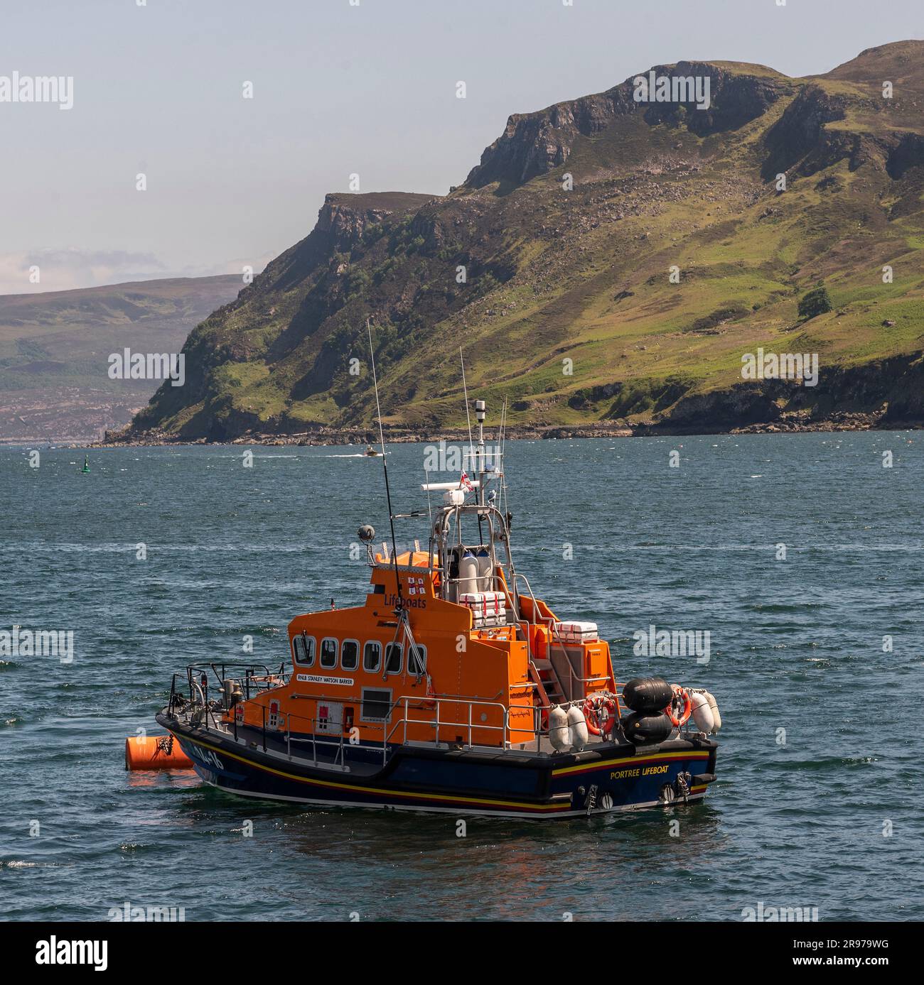 Portree, île de Skye, nord-ouest de l'Écosse, Royaume-Uni. 5 juin 2023. Le canot de sauvetage RNLI Portree, Stanley Watson Barker sur une bouée d'amarrage sur le détroit de Raasay Banque D'Images