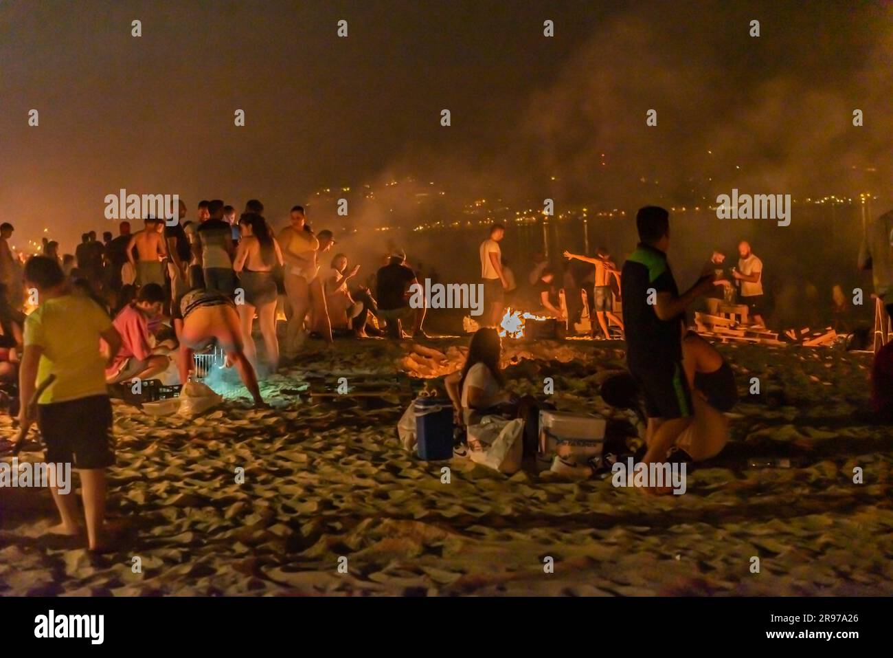 Cangas, Espagne. Juin 24th 2023. Des milliers de personnes ont célébré en galice la nuit de San Juan avec des feux de joie sur les plages, dans la photo la plage de Rodeira à Cangas do Morrazo. Credit: Xan Gasalla / Alamy Live News. Banque D'Images