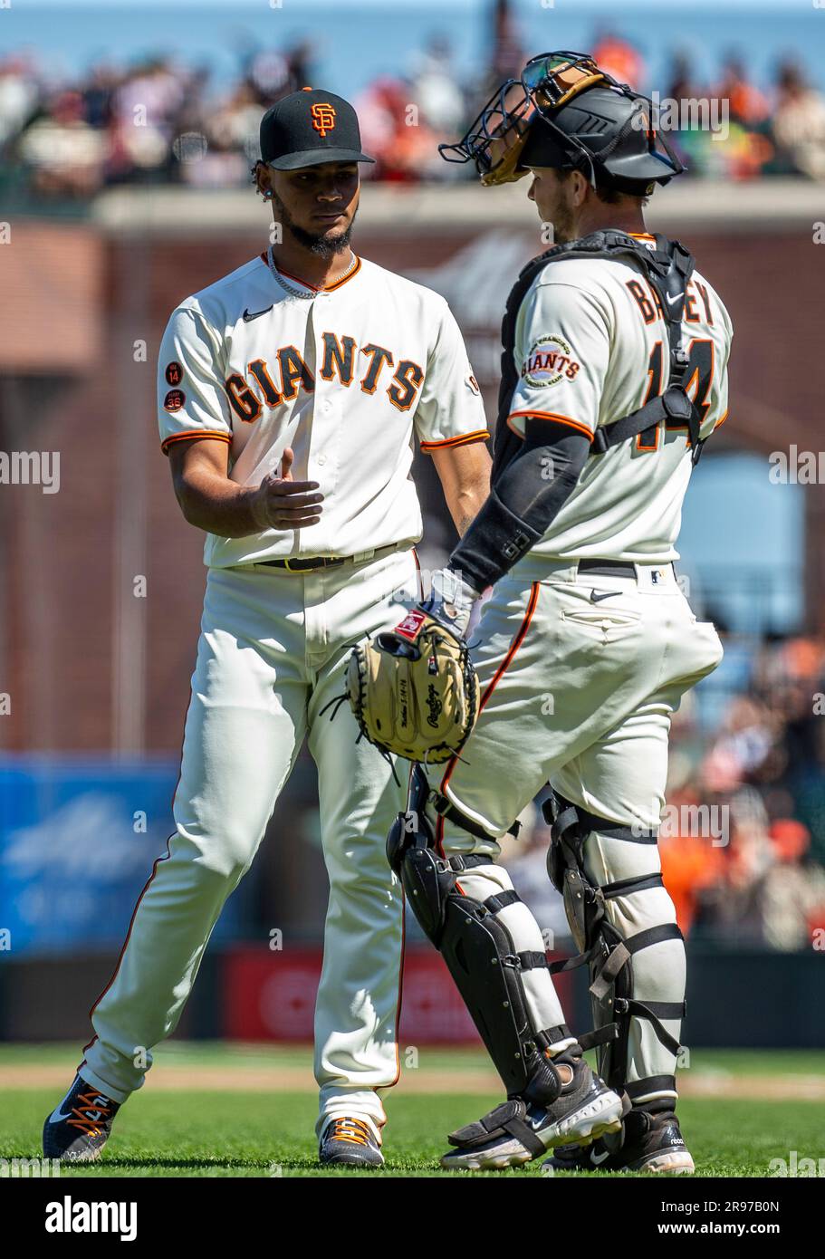 24 juin 2023 San Francisco CA, États-Unis Camilo Doval, pichet de secours de San Francisco (75), célèbre une victoire avec Patrick Bailey (14) lors d'un match MLB NL-Ouest entre les Arizona Diamondbacks et les San Francisco Giants. Les Giants ont battu Arizona 7-6 à Oracle Park San Francisco Calif. Thurman James/CSM(Credit image: © Thurman James/Cal Sport Media) Banque D'Images