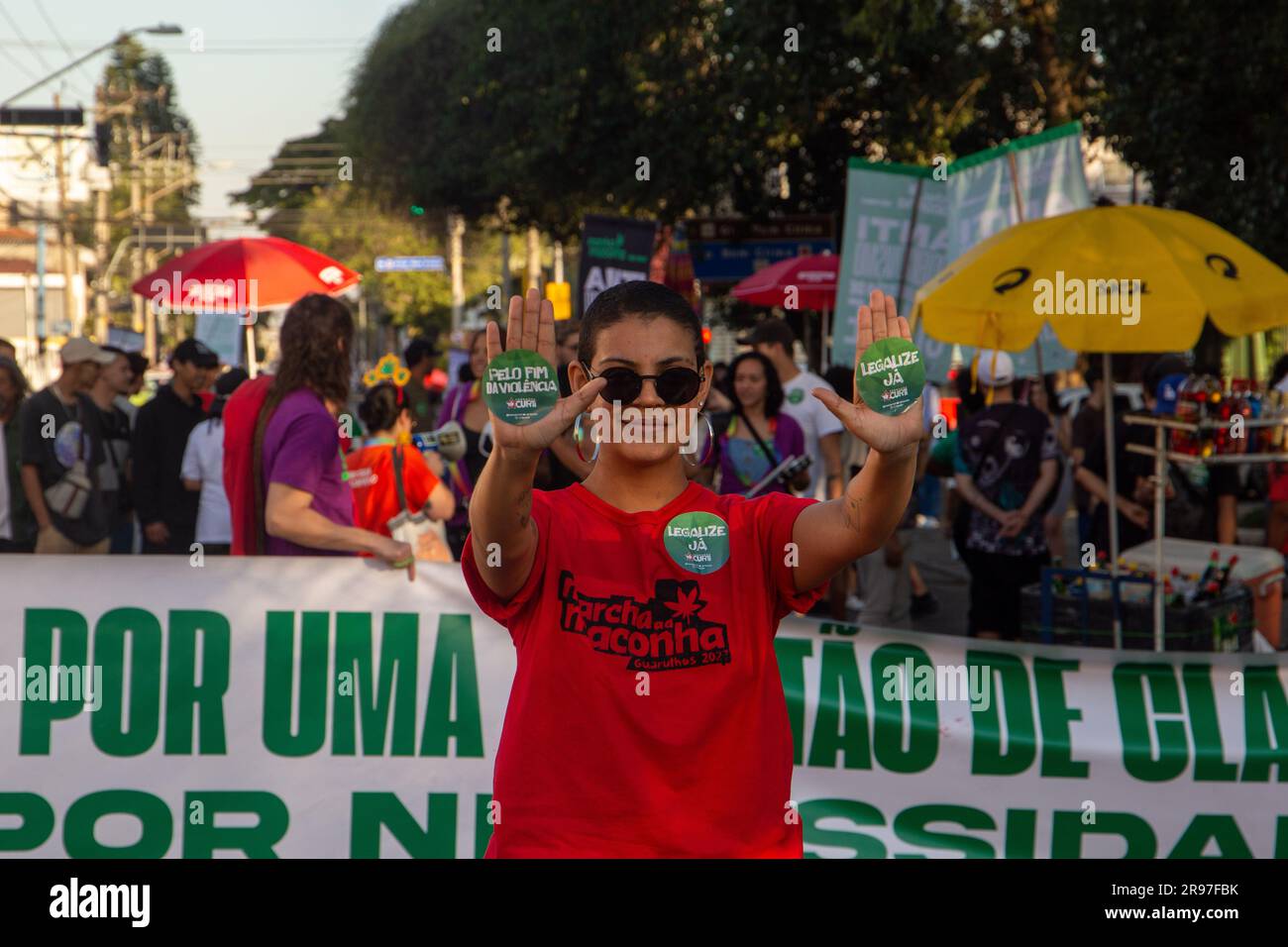 Guarulhos, Sao Paulo, Brésil. 24th juin 2023. 24 juin 2023 Marche de la marijuana à Guarulhos Sao Paulo au Brésil. L'événement en faveur de l'usage récréatif et médicinal aura lieu devant l'hôtel de ville de Guarulhos.après deux ans sans avoir lieu en raison de la pandémie Covid-19, le Marcha da marijuana Guarulhos a eu lieu ce samedi (24), avec une concentration sur l'Avenida BOM Clima, à 2:20, En face de l'hôtel de ville de Guarulhos. (Credit image: © Wagner Vilas/ZUMA Press Wire) USAGE ÉDITORIAL SEULEMENT! Non destiné À un usage commercial ! Banque D'Images