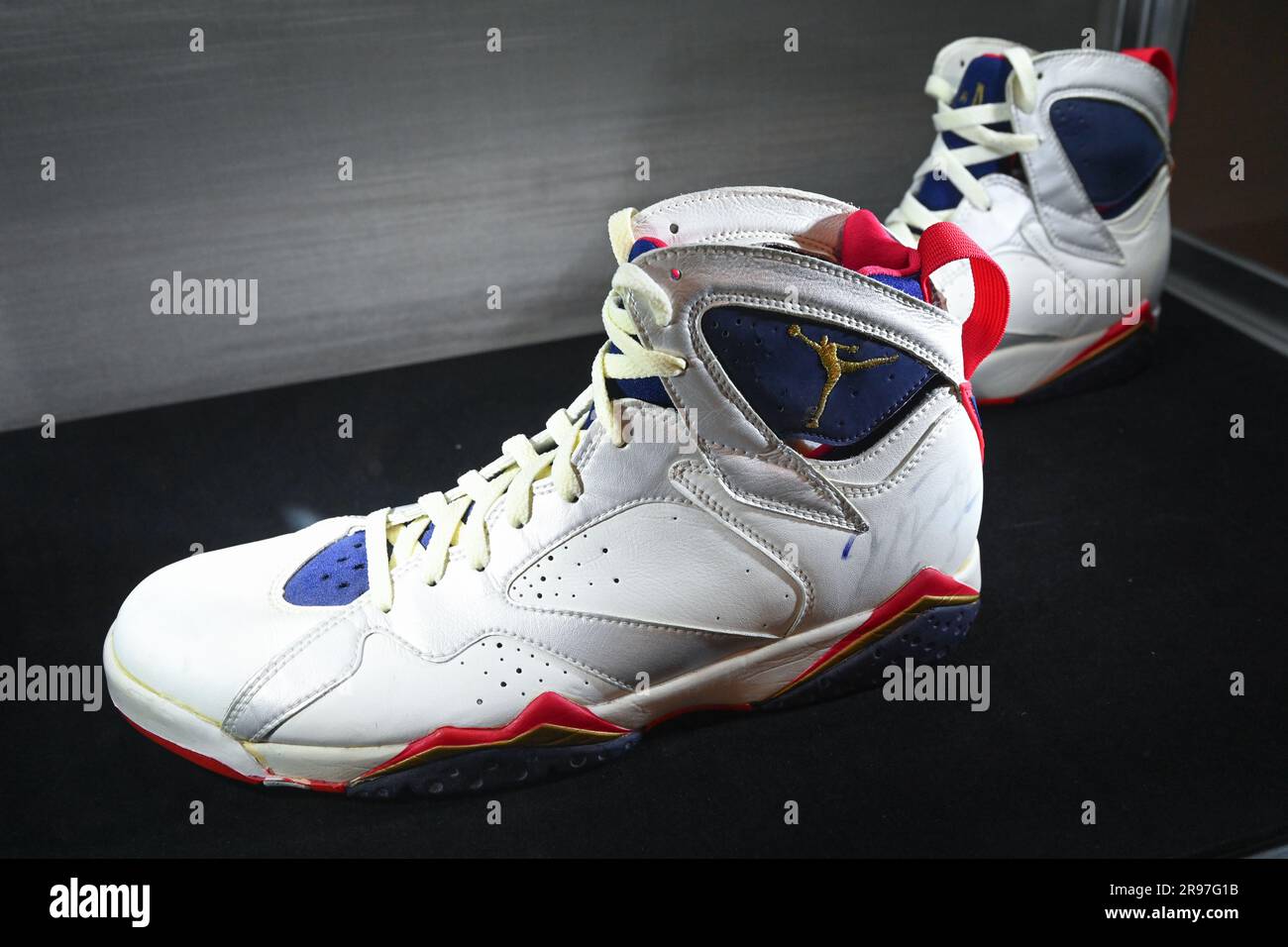 Michael Jordan a porté et signé 1992 sneakers olympiques Air Jordan VII de la « Dream Team » exposées dans le cadre de la vente aux enchères de « ports Memorabilla part II » à Sotheby's. Banque D'Images