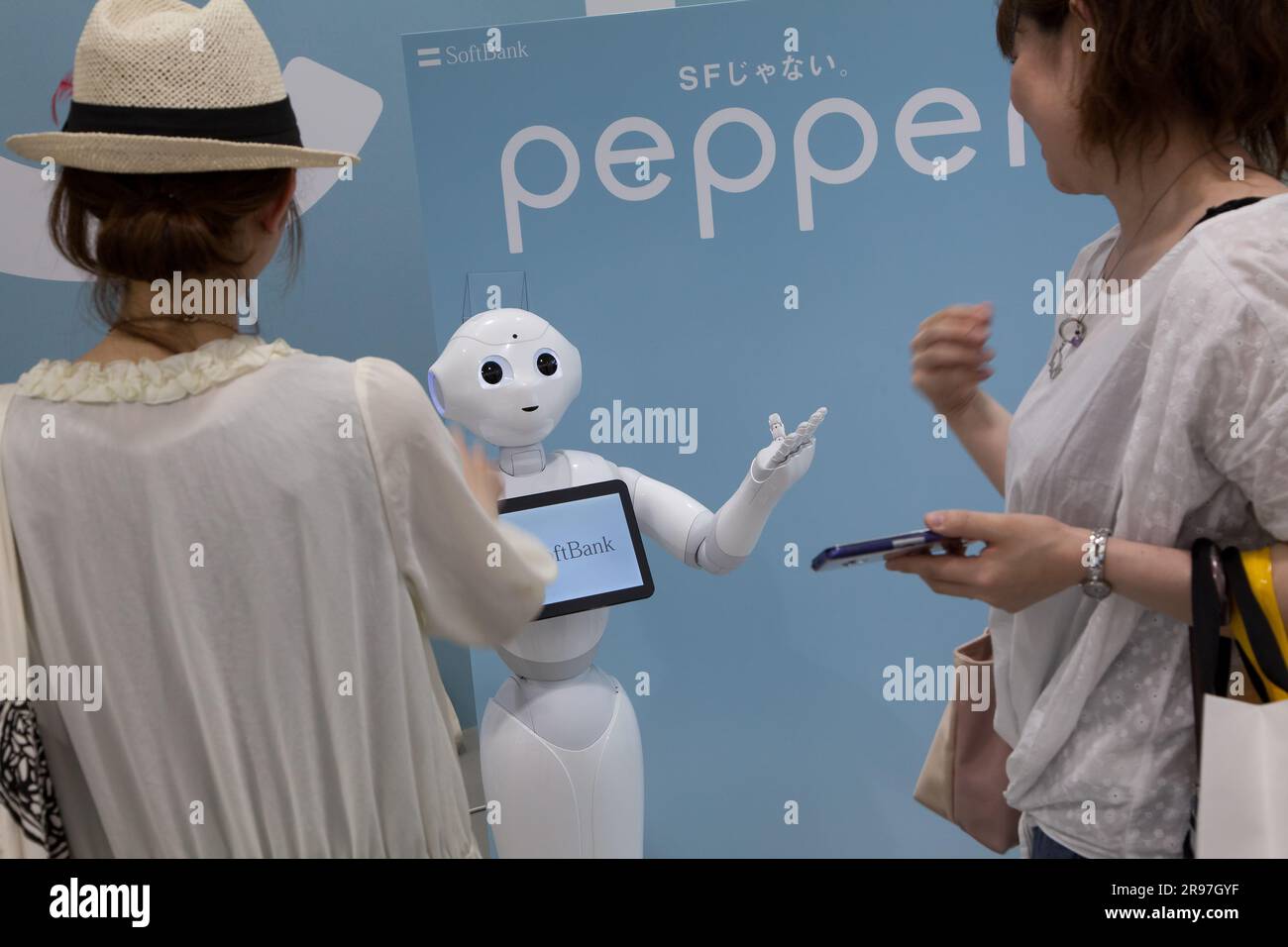 Robot consommateur émotionnel de Softbank, Pepper exposé au magasin de Softbank Omotesando, Tokyo, Japon. Banque D'Images