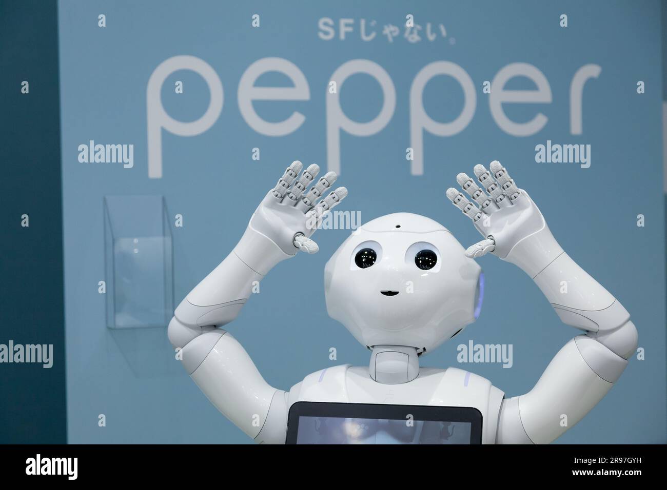 Robot consommateur émotionnel de Softbank, Pepper exposé au magasin de Softbank Omotesando, Tokyo, Japon. Banque D'Images