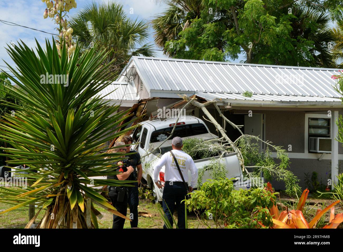 Melbourne, Comté de Brevard, Floride, États-Unis. 24 juin 2023. Décrit par des témoins aa un incident de rage de route qui a envoyé les instigateurs Toyota pick-up à travers une grande route à cinq voies, un trottoir, une cour, en sortant un feu de rue traversant une allée et finalement s'écraser dans une maison. Aucune blessure n'a été signalée et l'inspecteur de bâtiment de la ville a été appelé, Florida Power & Light a déconnecté l'alimentation de service. Crédit : Julian Leek/Alay Live News Banque D'Images