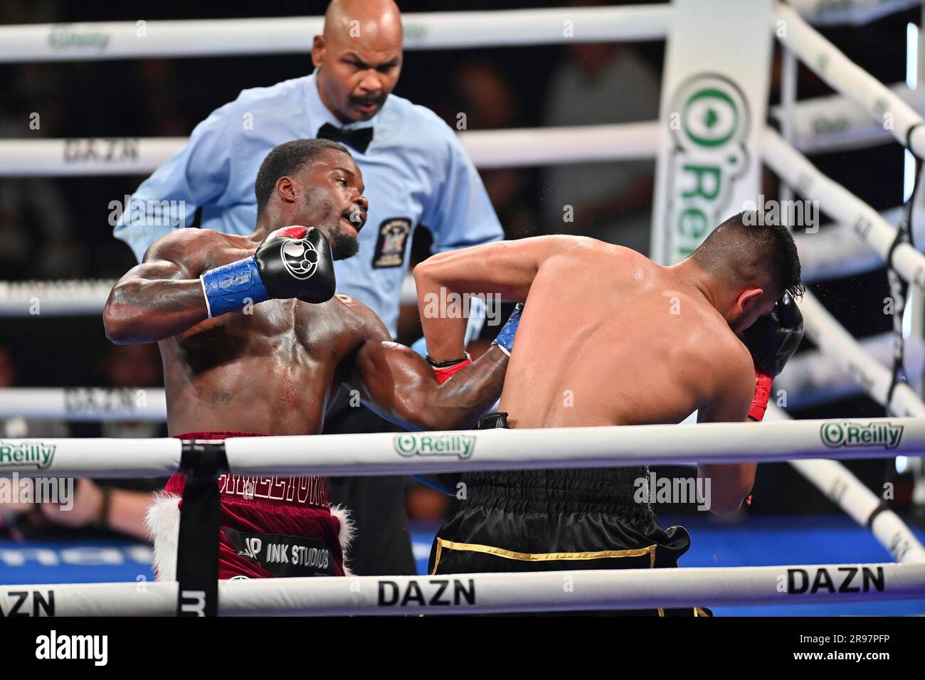 NEW YORK, NY - JUN 24: Khalil Coe (blue tape) takes on Buneet Bisla (red tape) in a Light Heavyweight bout for Matchroom Boxing on June 24, 2023 at The Theater at Madison Square Garden in New York, NY. (Photo by Williams Paul/Icon Sportswire) (Icon Sportswire via AP Images) Banque D'Images