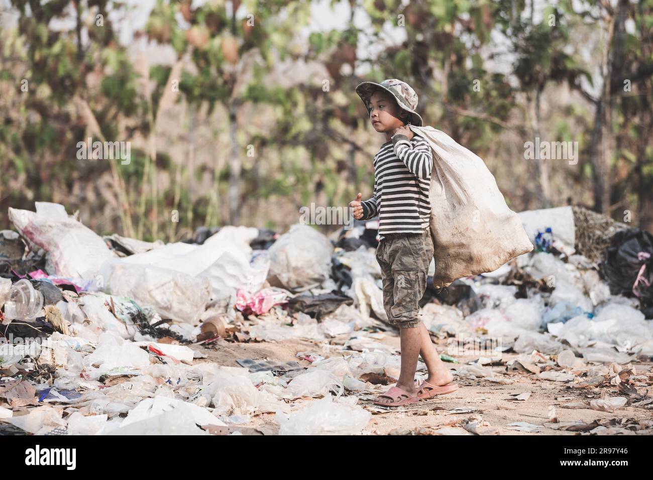 Les enfants sont de la malbouffe à vendre en raison de la pauvreté, de la Journée mondiale de l'environnement, du travail des enfants, de la traite des êtres humains, du concept de pauvreté Banque D'Images