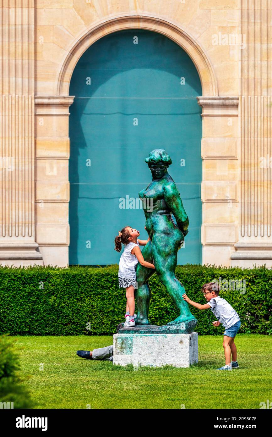 FRANCE. PARIS (75) 1ST ARRONDISSEMENT. JARDINS DU CARROUSEL. ENFANTS JOUANT AVEC LA STATUE L'ACTION ENCHAINEE DE MAILLOL Banque D'Images