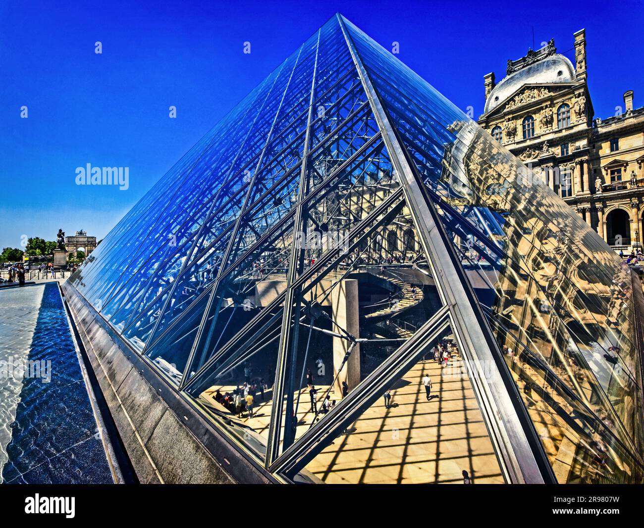 FRANCE. PARIS (75) PERSPECTIVE DE LA PYRAMIDE DU LOUVRE, CONÇUE PAR L'ARCHITECTE IEOH MING PEI, DE LA COUR NAPOLÉON, AVEC LE PAVILLON SULLY DU LOU Banque D'Images