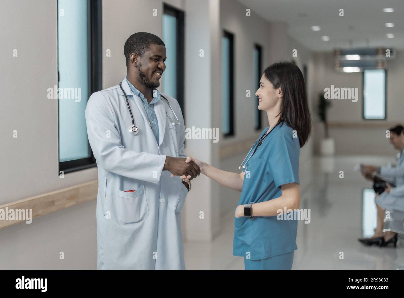 Groupe de médecins expérimentés de différents de classé travaillant ensemble en tant qu'équipe de soins de santé primaires pour donner le diagnostic médical, le traitement aux patients. Dév Banque D'Images